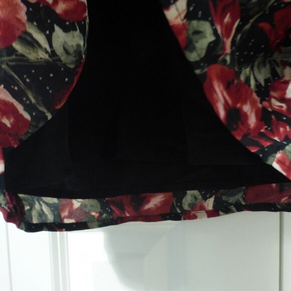 LE CHATEAU black & red long sleeve cold shoulder chiffon floral dress - Picture 9 of 12